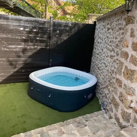 Holiday home Duplex Avec Et Cour Privee Bonnelles