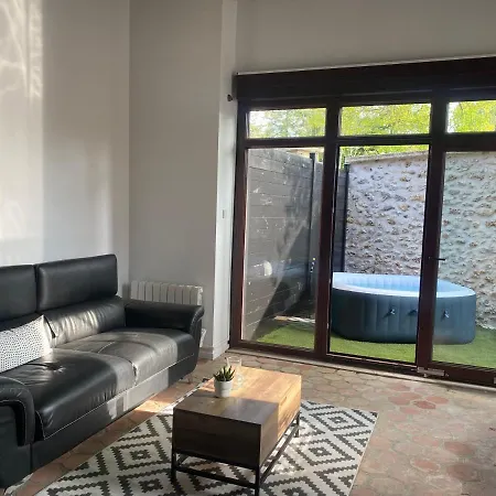Duplex Avec Et Cour Privée * Bonnelles