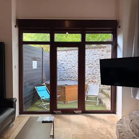 Duplex Avec Et Cour Privee 펜션 Bonnelles